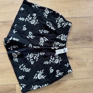 Abercrombie Linen-Blend Embroidered Pull-On Short in Size L Black Floral